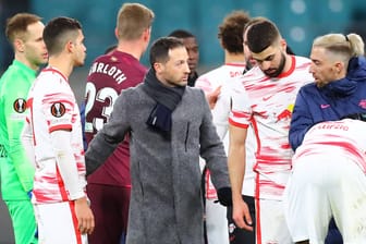 Trainer Domenico Tedesco (M.) und RB Leipzig: Die Spiele gegen Spartak Moskau sollen ausfallen.