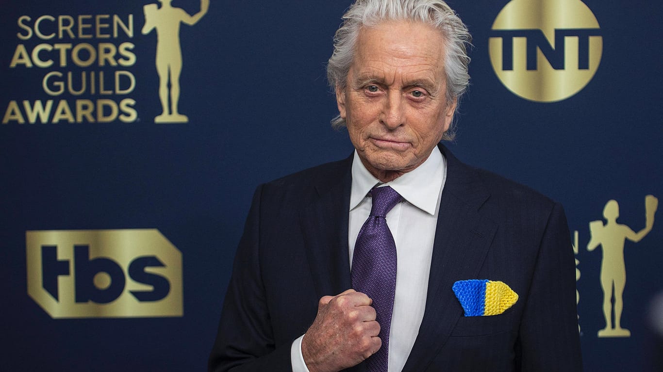 Michael Douglas: Der Schauspieler setzte bei den SAG Awards mit seinem Einstecktuch in den Farben der ukrainischen Flagge ein Zeichen.