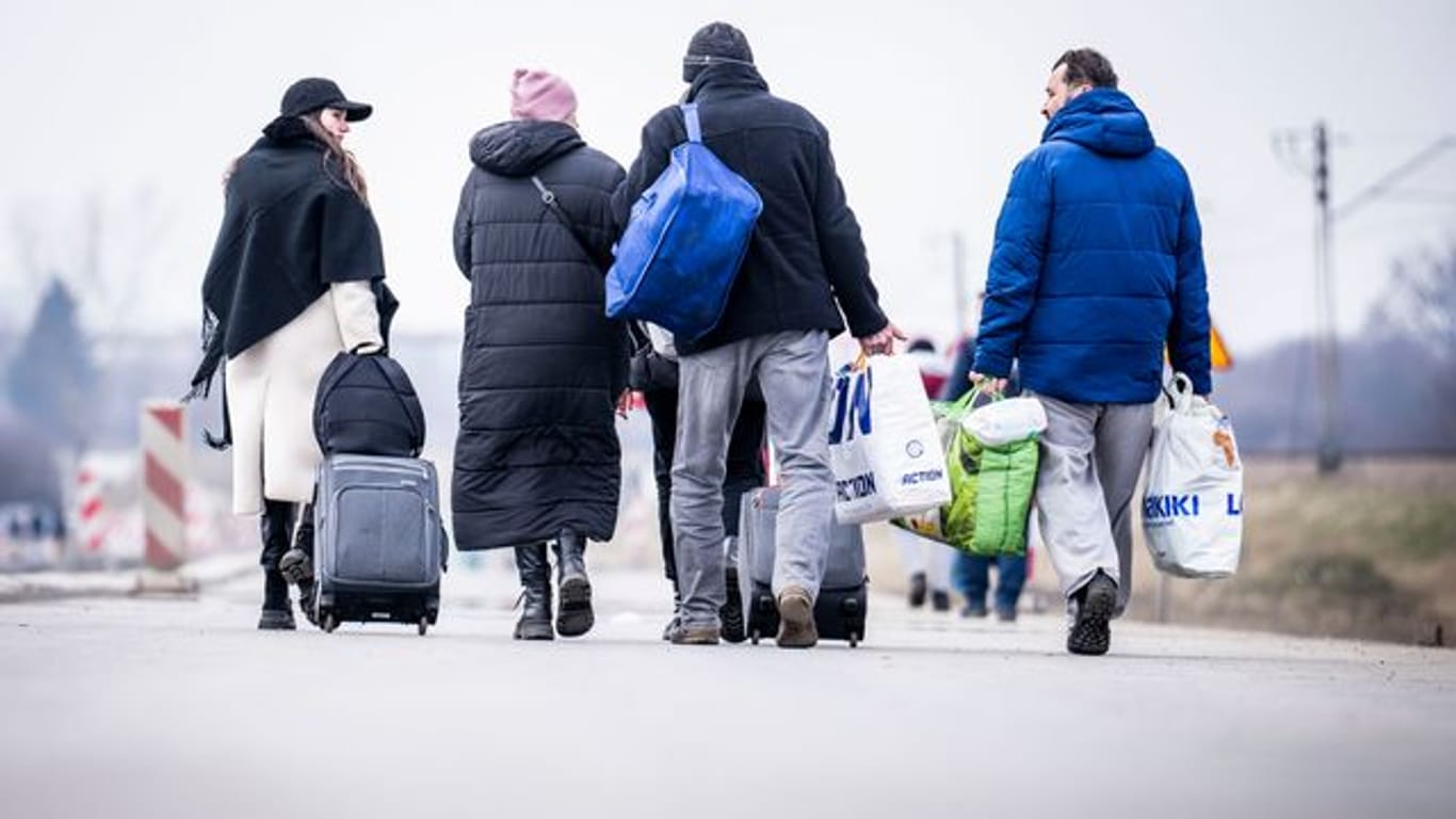Geflüchtete Ukrainer nach ihrem Grenzübertritt: Bremer Bürger können freie Zimmer oder Wohnungen als Unterkunft anbieten.