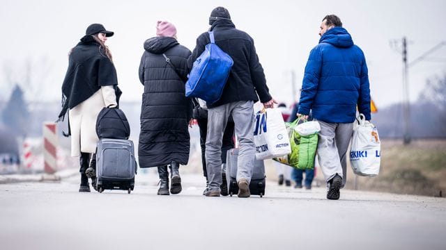 Geflüchtete Ukrainer nach ihrem Grenzübertritt: Bremer Bürger können freie Zimmer oder Wohnungen als Unterkunft anbieten. Geflüchtete Ukrainer nach ihrem Grenzübertritt: Bremer Bürger können freie Zimmer oder Wohnungen als Unterkunft anbieten.