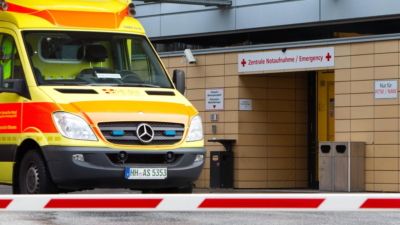 Ein Rettungswagen steht vor dem Eingang der Zentralen Notaufnahme der Asklepios-Klinik im Hamburger Stadtteil St. Georg (Archivbild): Auch die Unterbringung von Geflüchteten wurde angeboten.