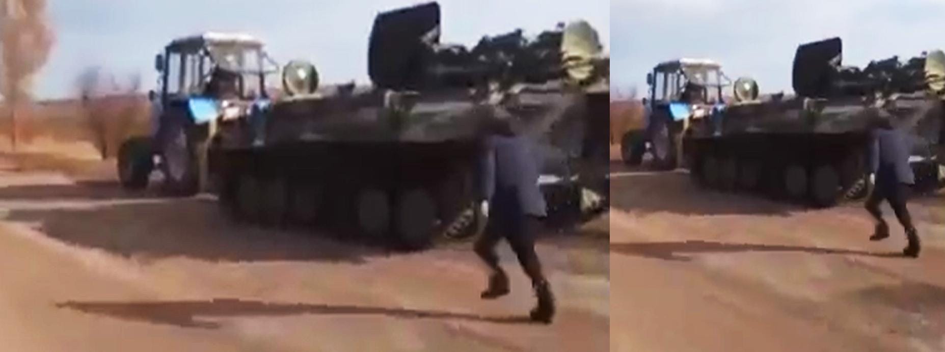 Ein Video geht um die Welt: Ein ukrainischer Bauer schleppt mit seinem Traktor einen russischen Panzer ab. Das sorgt nicht nur für Spott über die schlecht vorbereiteten russischen Truppen. Der Traktor wird auch zum Symbol für den ukrainischen Kampfwillen.