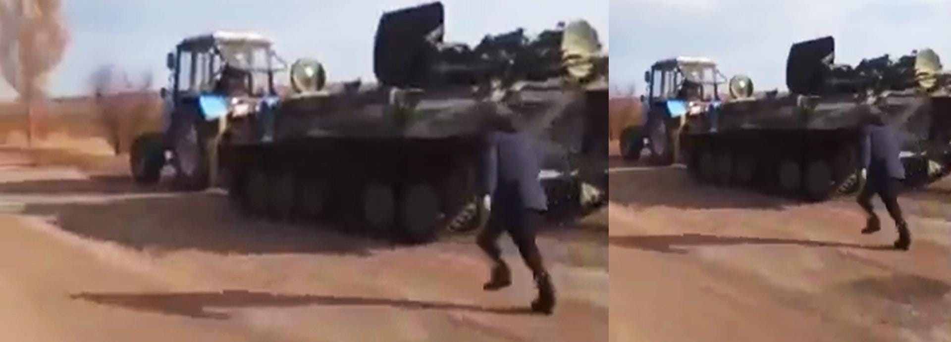 Ein Video geht um die Welt: Ein ukrainischer Bauer schleppt mit seinem Traktor einen russischen Panzer ab. Das sorgt nicht nur für Spott über die schlecht vorbereiteten russischen Truppen. Der Traktor wird auch zum Symbol für den ukrainischen Kampfwillen.