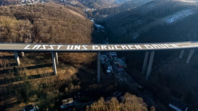 Die riesige Friedensbotschaft "Lasst uns Brücken bauen" auf der gesperrten Rahmedetal-Brücke der Autobahn 45 bei Lüdenscheid.