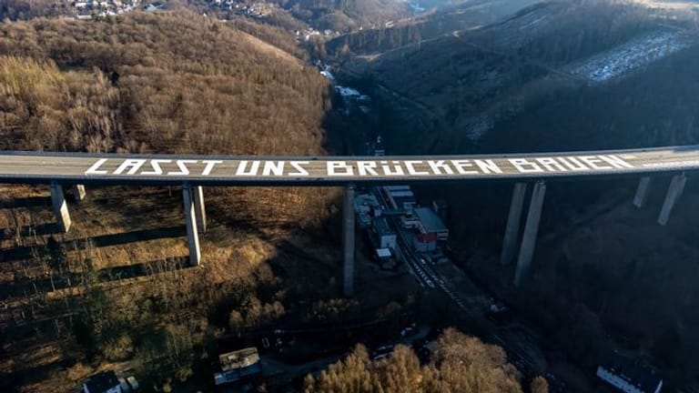Die riesige Friedensbotschaft "Lasst uns Brücken bauen" auf der gesperrten Rahmedetal-Brücke der Autobahn 45 bei Lüdenscheid.