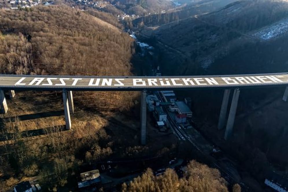 Die riesige Friedensbotschaft "Lasst uns Brücken bauen" auf der gesperrten Rahmedetal-Brücke der Autobahn 45 bei Lüdenscheid.