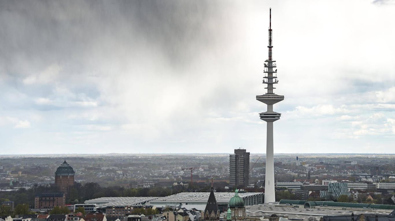 Fernsehturm mit Regenwolken und Gewitterwolken in Hamburg (Archivbild): In den Wintermonaten hat in Hamburg deutschlandweit am wenigsten die Sonne geschienen.