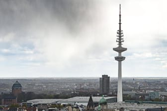 Fernsehturm mit Regenwolken und Gewitterwolken in Hamburg (Archivbild): In den Wintermonaten hat in Hamburg deutschlandweit am wenigsten die Sonne geschienen.