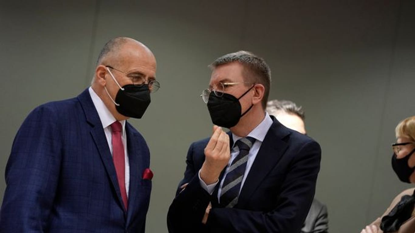 Lettlands Außenminister Edgars Rinkevics (rechts) hatte nach einem Appell der Ukraine an Ausländer, freiwillig mitzukämpfen, das Parlament angerufen.