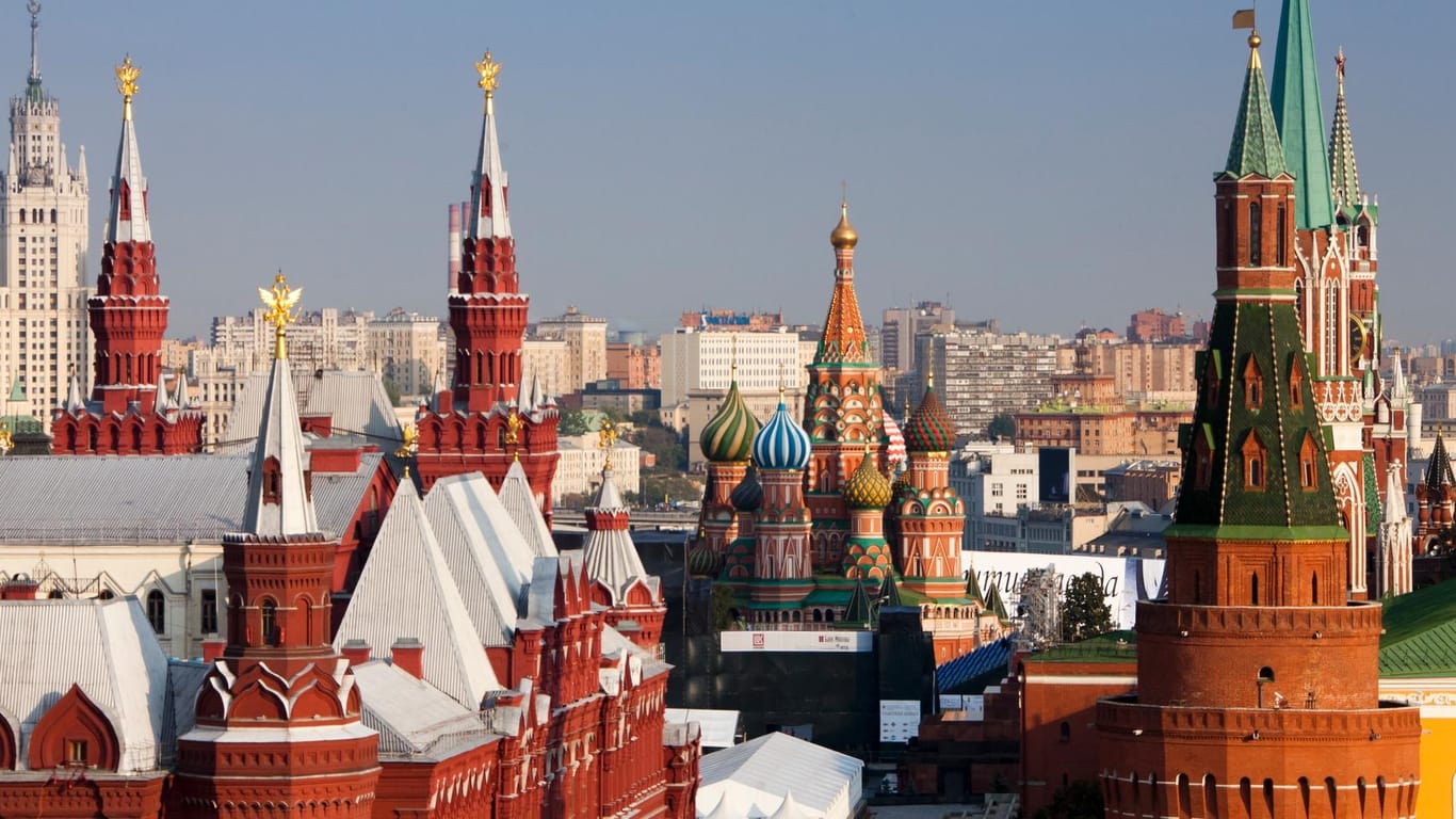 Der Kreml und die Moskauer Skyline (Archivbild): Die Wirtschaft des Landes gerät durch die Sanktionen erheblich unter Druck.