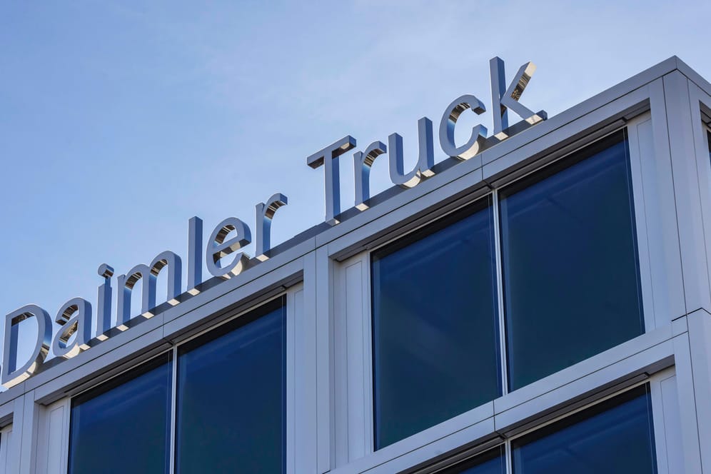 Das Daimler-Truck-Logo (Symbolbild): Der Lastwagenhersteller ist seit wenigen Monaten ein eigenständiges Unternehmen.