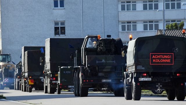 Kolonne der Bundeswehr: Fahrzeugkolonnen lassen sich meist an der blauen Beflaggung erkennen.