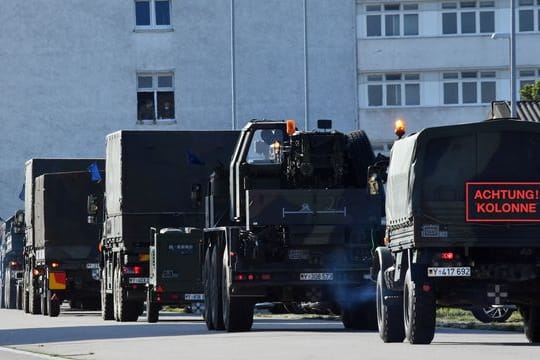 Kolonne der Bundeswehr: Fahrzeugkolonnen lassen sich meist an der blauen Beflaggung erkennen.