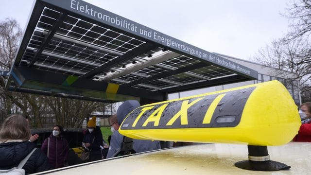 Wegen steigender Spritpreise und Personalkosten dürften Fahrten mit dem Taxi bald teurer werden.