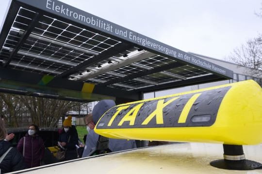 Wegen steigender Spritpreise und Personalkosten dürften Fahrten mit dem Taxi bald teurer werden.