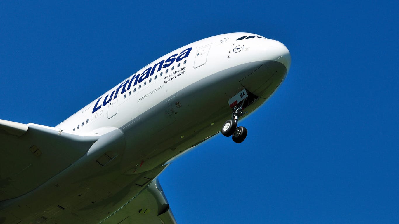 Airbus der Lufthansa (Symbolbild): Flugzeuge aus Deutschland und 35 weiteren Staaten dürfen nicht mehr über Russland fliegen.