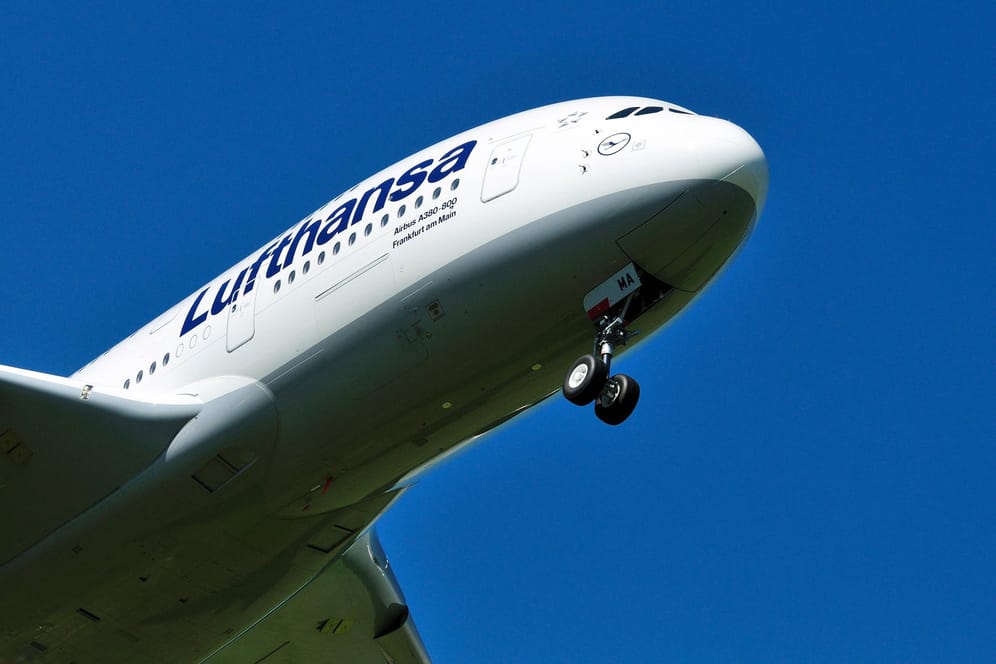 Airbus der Lufthansa (Symbolbild): Flugzeuge aus Deutschland und 35 weiteren Staaten dürfen nicht mehr über Russland fliegen.