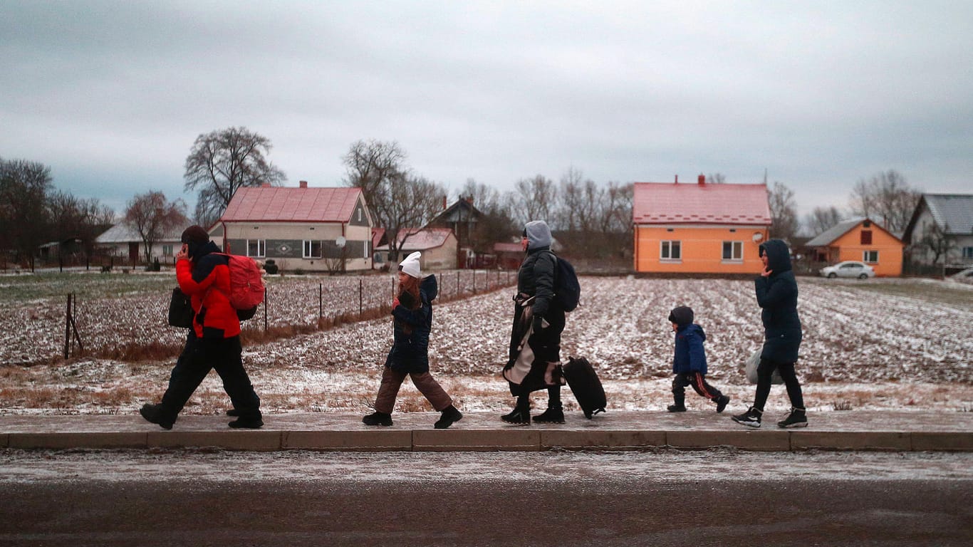 Ukrainische Flüchtlinge auf dem Weg zum polnisch-ukrainischen Grenzübergang Korczowa (Archivbild): Von dort hat eine sächsische Oberbürgermeisterin zwei Frauen und ein Kind abgeholt.