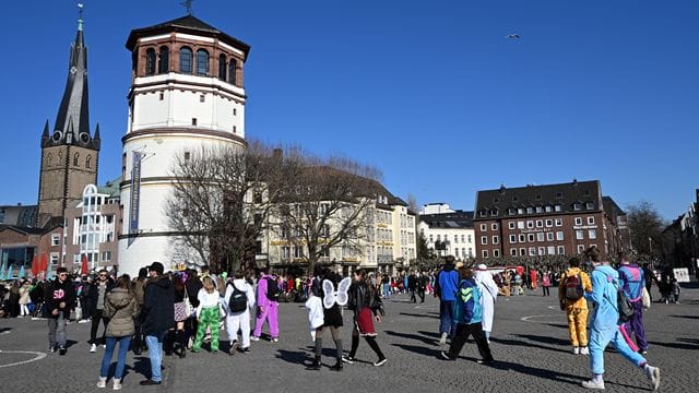 Drei junge Männer sind in der Düsseldorfer Altstadt niedergestochen worden.