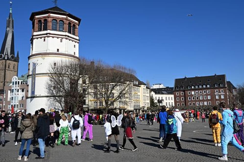 Drei junge Männer sind in der Düsseldorfer Altstadt niedergestochen worden.