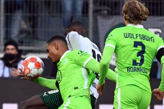 Der Wolfsburger Maxence Lacroix (l) hatte für ein Handspiel die Rote Karte gesehen.