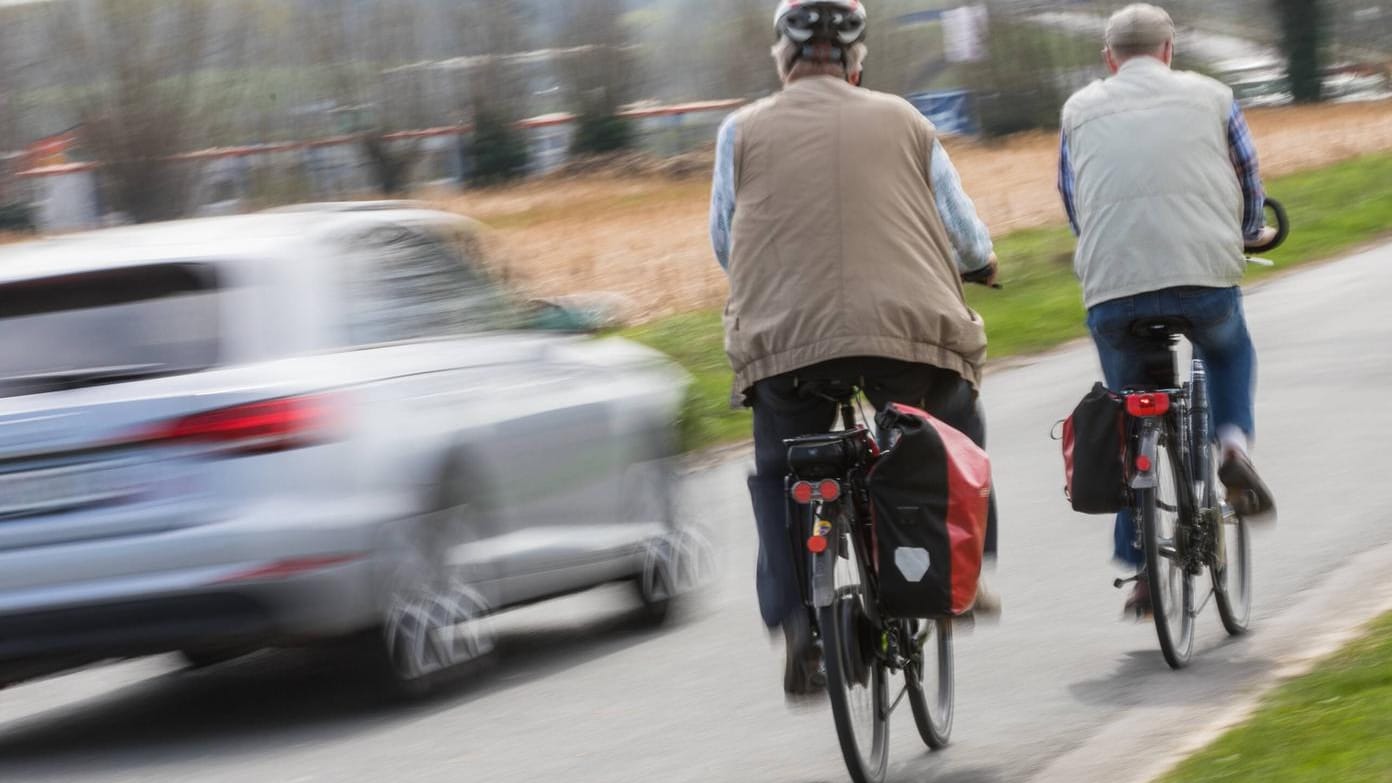 Auto und Radfahrer: Sehr häufig ist der Abstand beim Überholen viel zu gering.