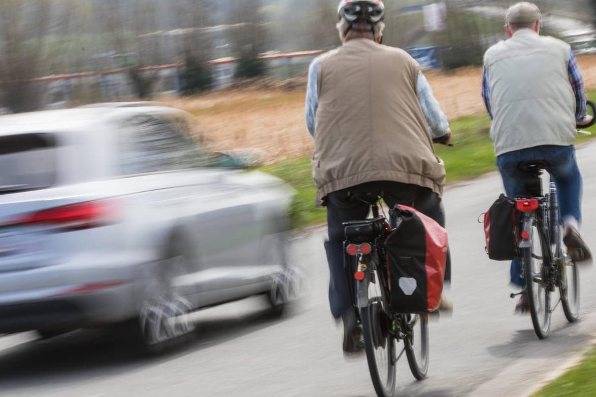 Auto und Radfahrer: Sehr häufig ist der Abstand beim Überholen viel zu gering.