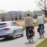Auto und Radfahrer: Sehr häufig ist der Abstand beim Überholen viel zu gering.