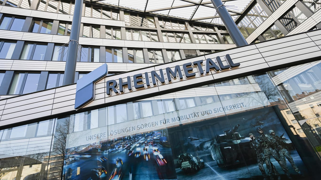 Das Logo von Rheinmetall ist an der Fassade der Firmenzentrale in Düsseldorf (Symbolbild): Der Rüstungskonzern hat der Bundesregierung die Lieferung von Panzern, Hubschraubern und Munition angeboten.