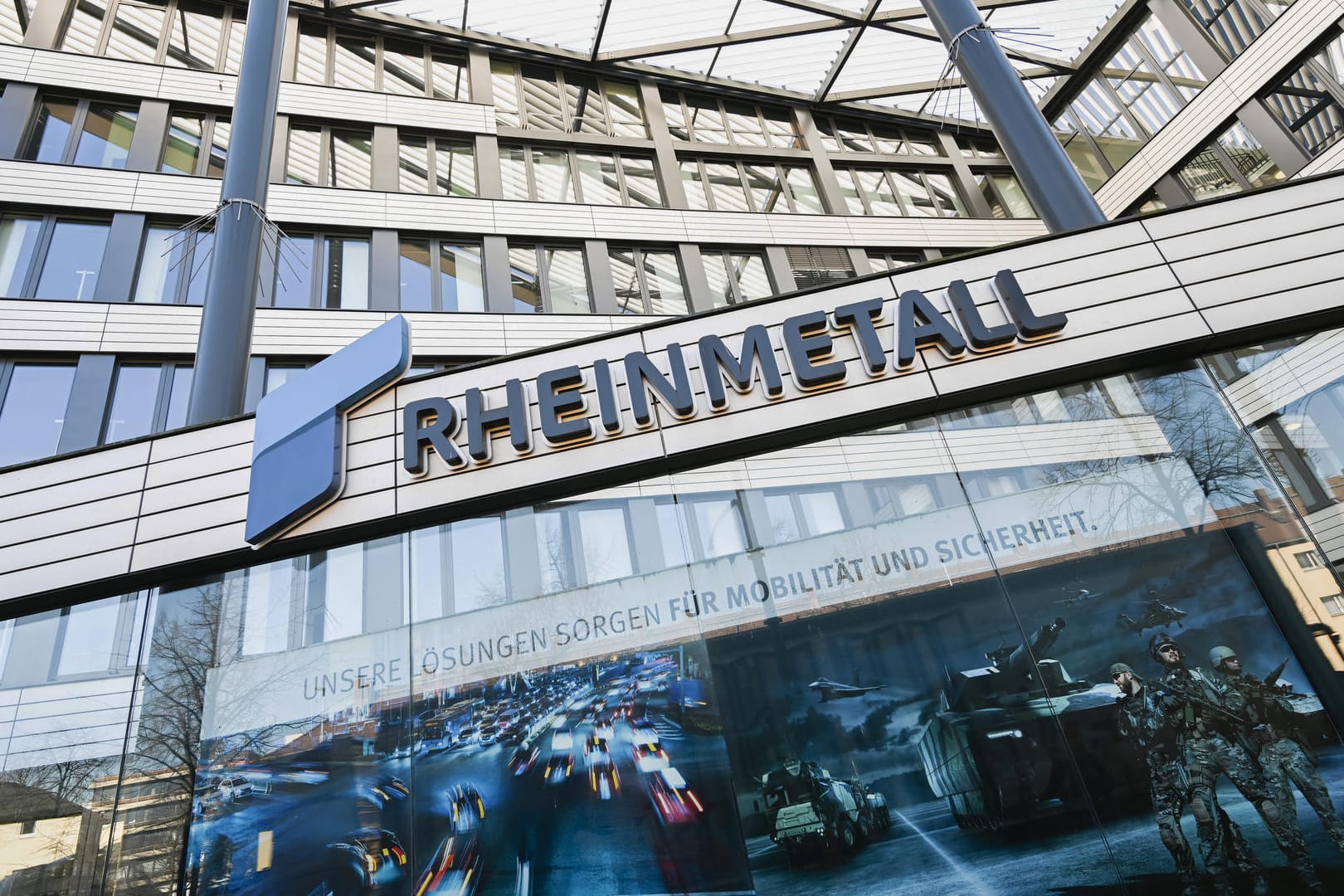 Das Logo von Rheinmetall ist an der Fassade der Firmenzentrale in Düsseldorf (Symbolbild): Der Rüstungskonzern hat der Bundesregierung die Lieferung von Panzern, Hubschraubern und Munition angeboten.