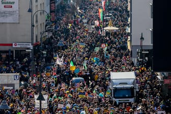 Köln am Rosenmonag: Der Protestmarsch gegen den russischen Angriff auf die Ukraine zog durch die Innenstadt.