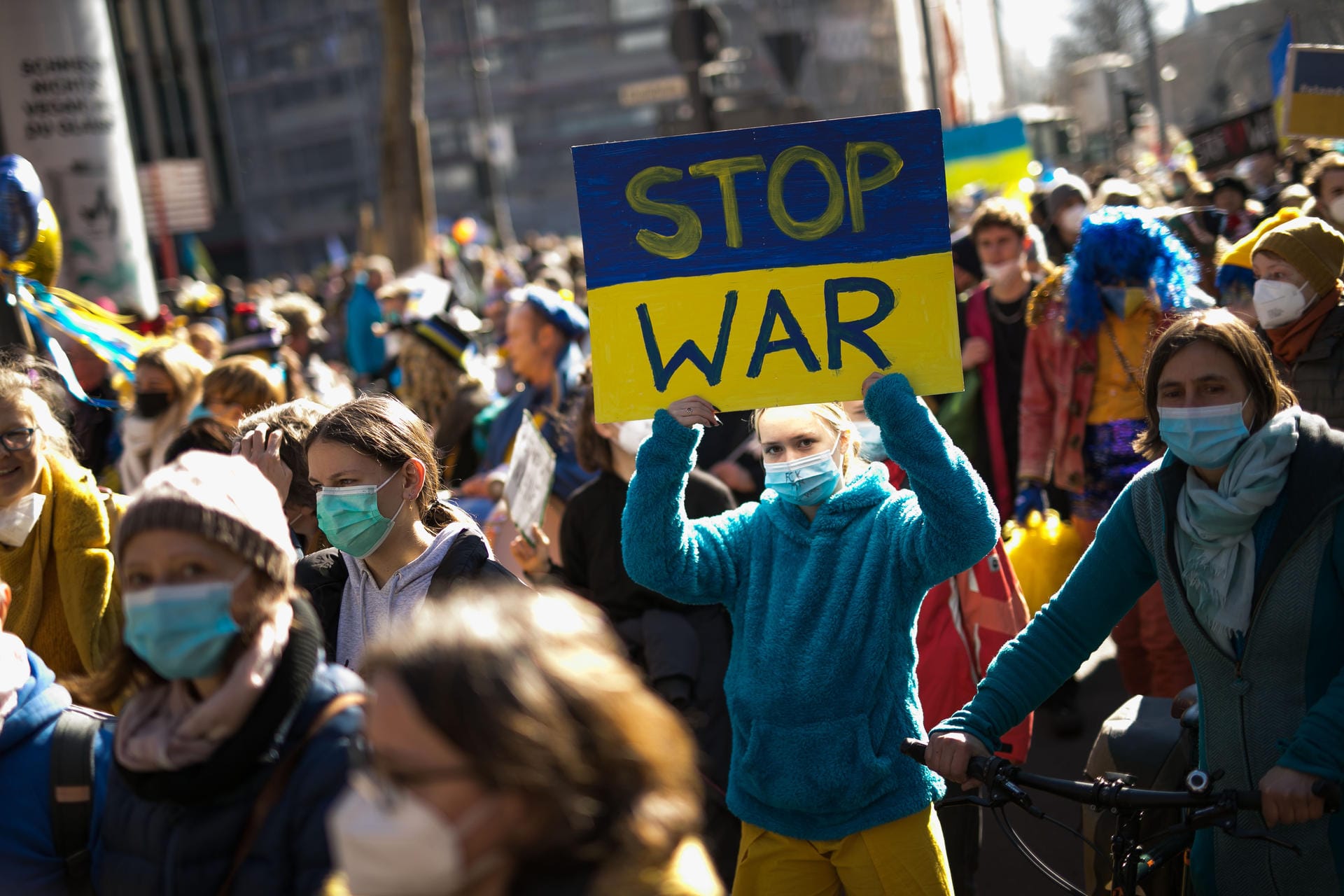 "Stop War" fordern diese Demonstrierenden.