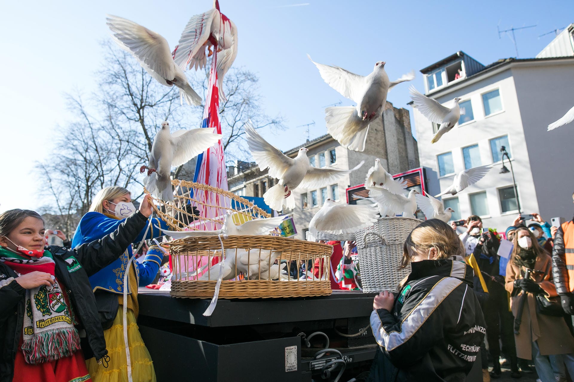 Vor dem Start des Marsches ließ das Festkomitee Kölner Karneval weiße Friedenstauben aufsteigen.
