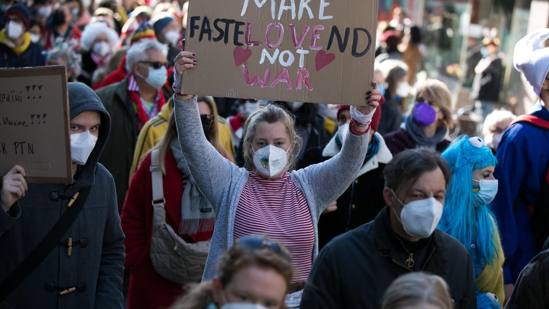 "Make Fastelovend, not war": Der leicht abgewandelte und dem Karneval angepasste Slogan dürfte wohl vielen der Demonstrierenden aus der Seele sprechen.