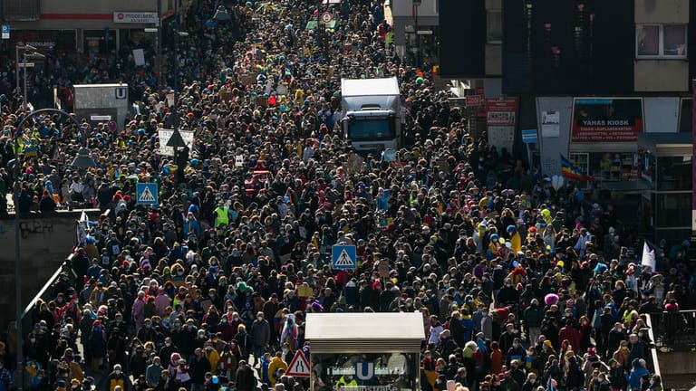 Ein kleiner Eindruck von den Menschenmassen: Am späten Nachmittag wird die Polizei von in der Spitze 250.000 Demonstrierenden berichten.