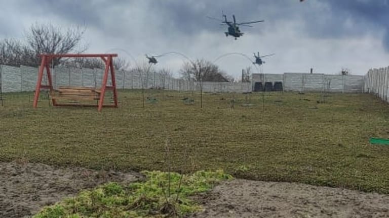 Russische Helikopter kreisen über Vorgärten in Igors Heimatstadt: Der Flughafen in der Nähe ist ein strategisch wichtiger Punkt für Putins Armee.