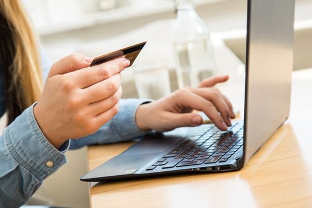 Gibt es beim Online-Shopping Probleme mit der Zahlung über einen Zahlungsdienstleister, müssen Kunden unter Umständen eine Schlichtungsstelle einschalten.