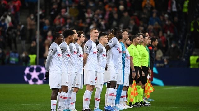 17 Spieler von RB Salzburg waren am vergangenen Donnerstag positiv auf Corona getestet worden. 17 Spieler von RB Salzburg waren am vergangenen Donnerstag positiv auf Corona getestet worden.