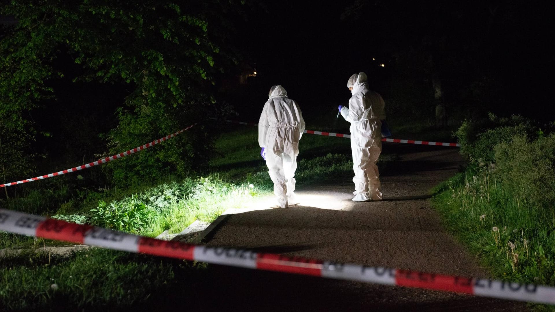Zwei Beamte untersuchen einen Tatort (Symbolbild): Seit 2026 konnten nur zwei Delikte ausgeklärt werden.