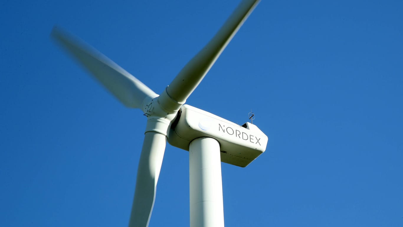Ein Windrad mit Nordex-Logo (Symbolbild): Der Turbinenhersteller beendet die Produktion von Rotorblätter in Rostock.