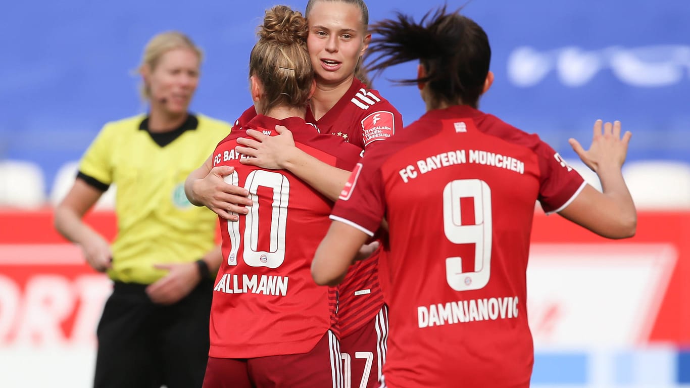 Die Bayern-Frauen feiern einen Kantersieg im DFB-Pokal.