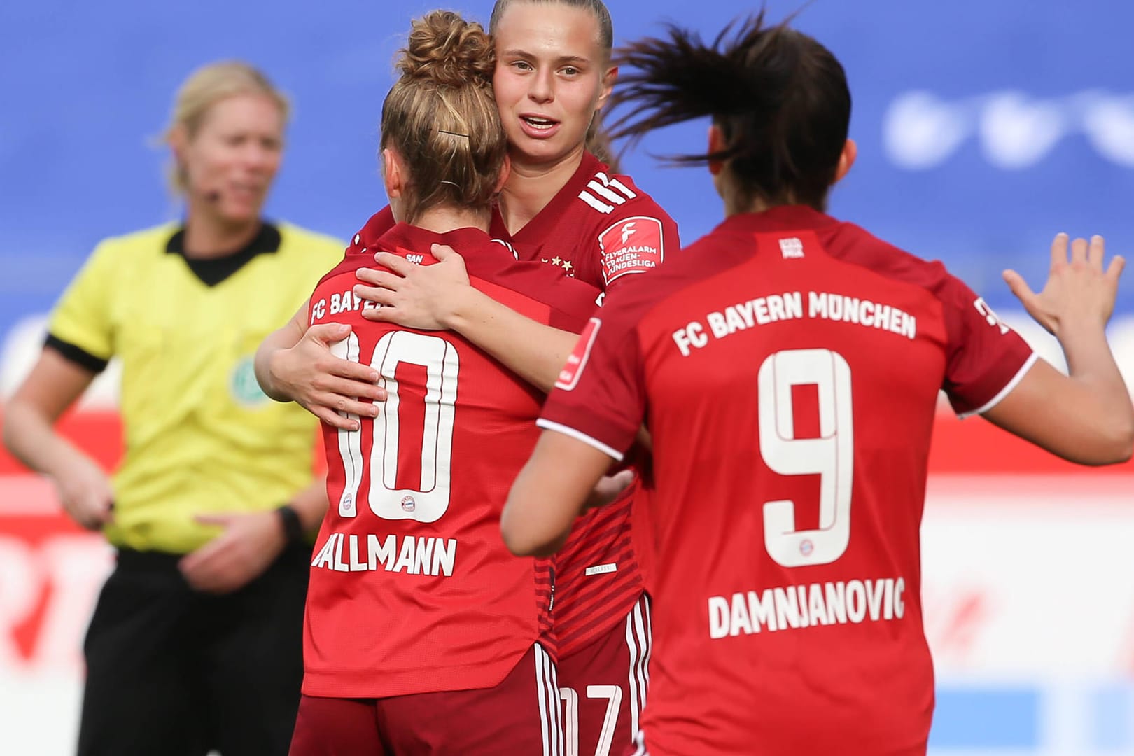 Die Bayern-Frauen feiern einen Kantersieg im DFB-Pokal.