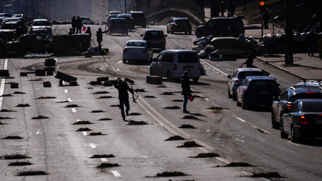 Straßensperrungen in Richtung Kiew: Es gibt offenbar Hinweise darauf, dass russische Söldner im Ukraine-Krieg im Einsatz sind.