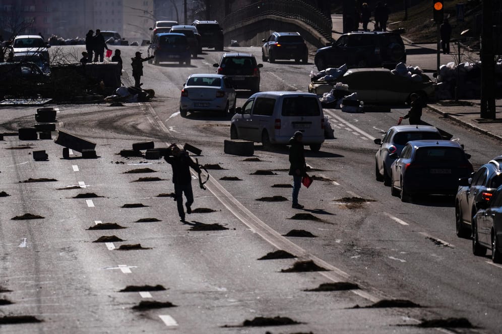 Straßensperrungen in Richtung Kiew: Es gibt offenbar Hinweise darauf, dass russische Söldner im Ukraine-Krieg im Einsatz sind.