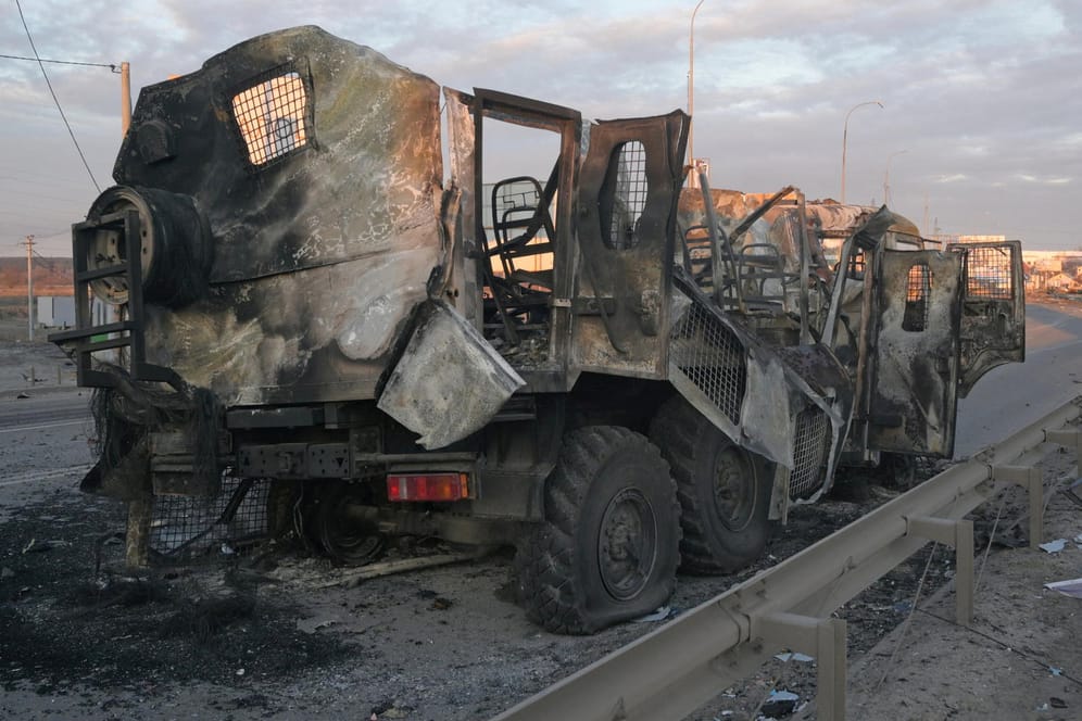 Ein zerstörtes Militärfahrzeug nahe der Stadt Bucha: Genaue Zahlen über Verluste im Ukraine-Krieg sind nicht verfügbar.