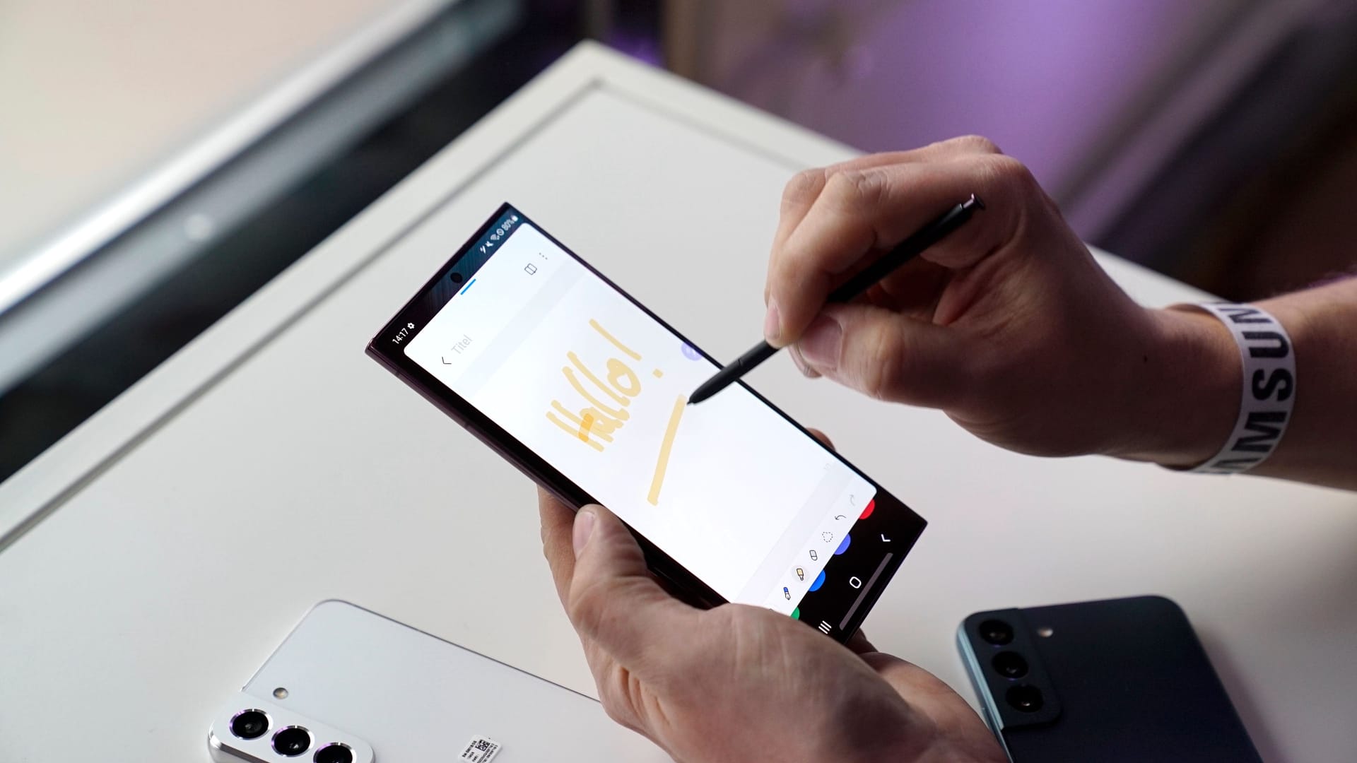 Das Galaxy S22 Ultra: Der S Pen kann zum Tippen und Schreiben verwendet werden.