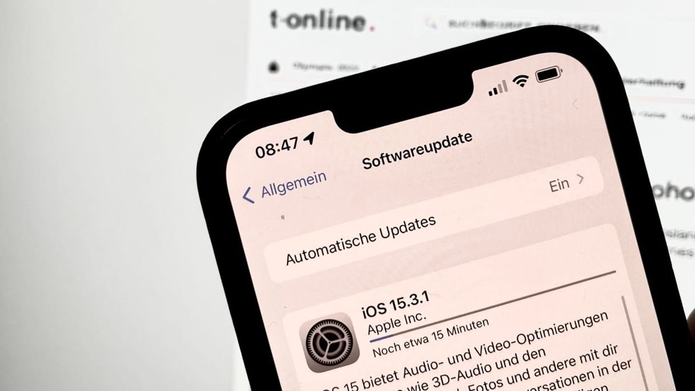 iPhone mit Update-Aufforderung: Apple veröffentlichte ein Not-Update. Bei der Installation in der t-online-Redaktion wurden jedoch die Update-Informationen für das iOS-15-Upgrade angezeigt.