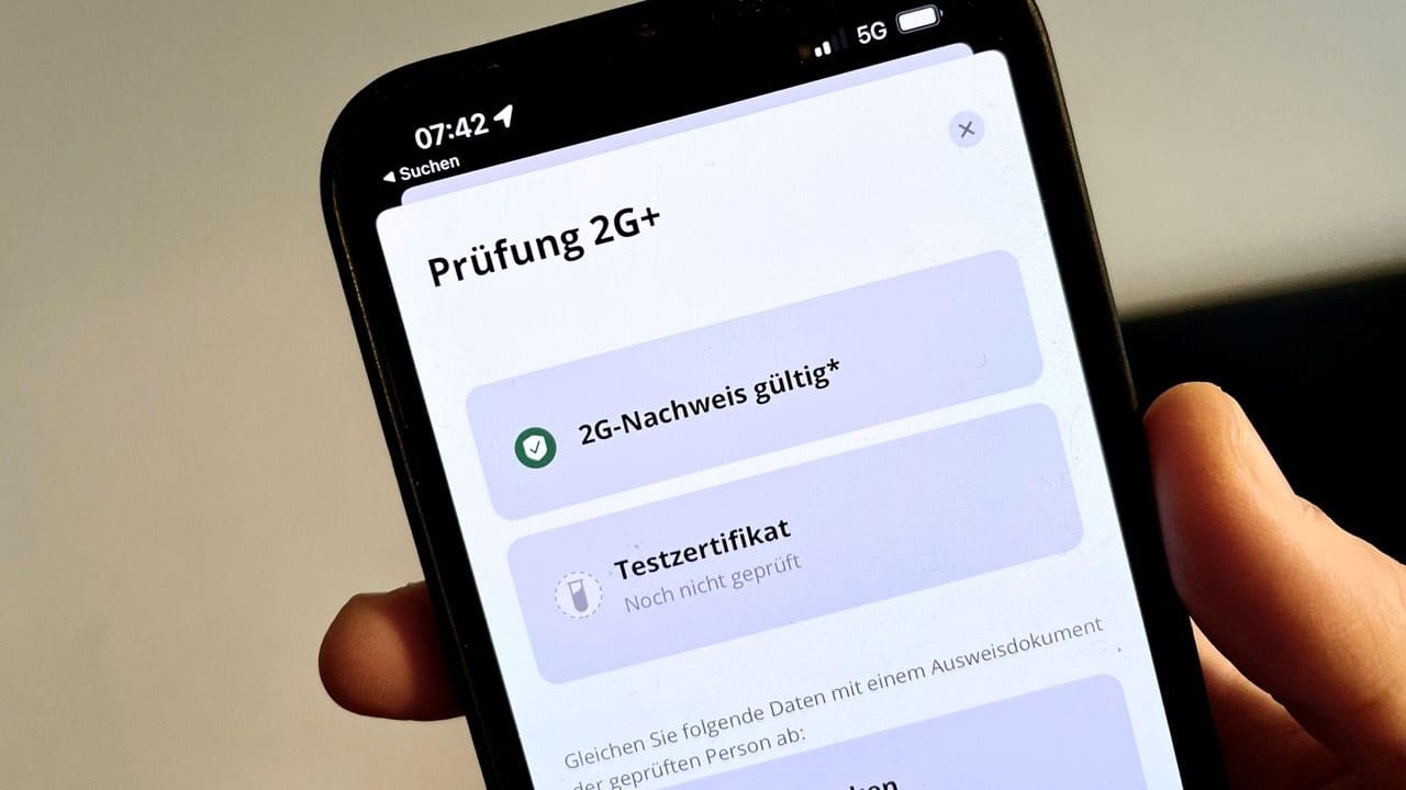 CovPassCheck-App bei der Prüfung: Gastwirte und andere Veranstalter können Impfzertifikate jetzt besser auf 2G+ prüfen.