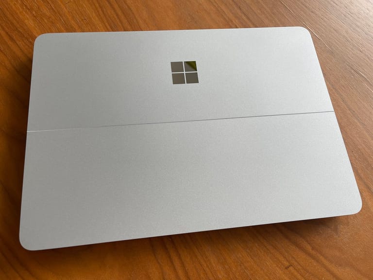 Das Surface Laptop Studio zusammengeklappt.