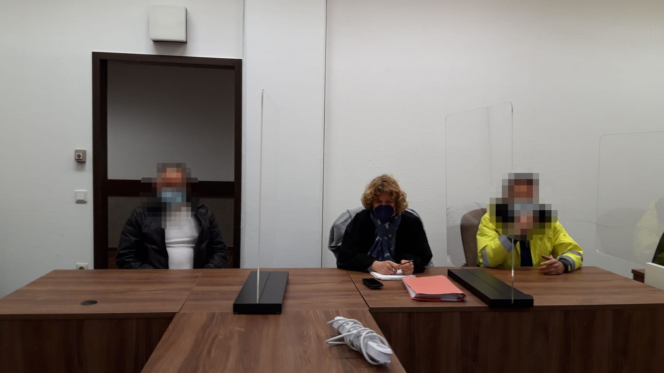 Die Angeklagten vor Prozessbeginn mit einer Verteidigerin: Die Männer aus Bickendorf waren wegen Freiheitsberaubung angeklagt.